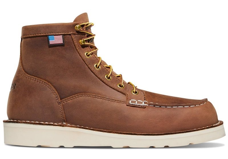 Retro mountaineering boot in dark leather with rugged sole